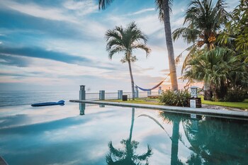 3 Br Luxury Beachfront With Private Pool,,4 star
