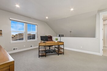 Colorado Modern Retreat W/ King Beds, Pickleball,,4 star