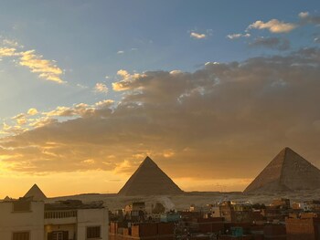 royal pyramids view inn