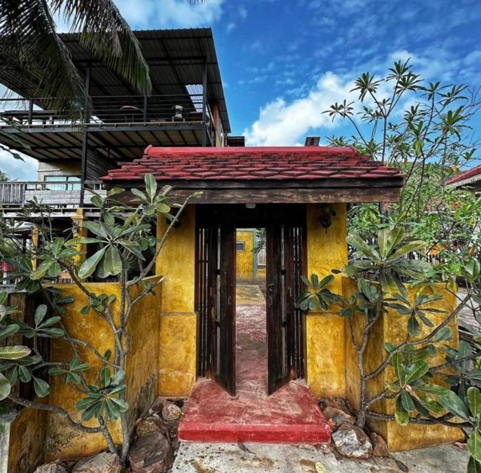 golden mango house