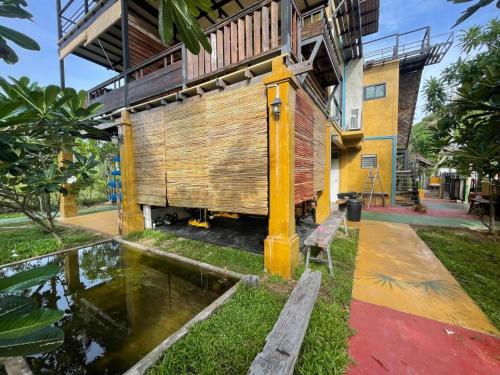golden mango house