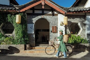 lijiangluxianbaomimihuayuankezhan
