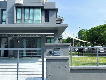 corner house puchong 18 pax kid bbq