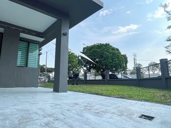 corner house puchong 18 pax kid bbq