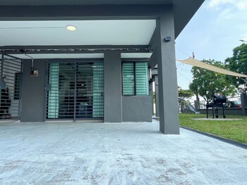corner house puchong 18 pax kid bbq