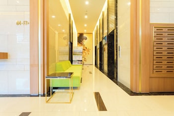 amazing cbd rivergate apartment and pool