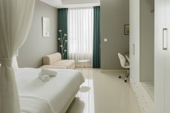 amazing cbd rivergate apartment and pool