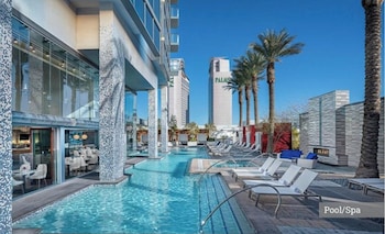 Ava's Suite 37Th Flr Palms Place,,5 star