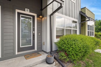 old town escape w king bed dog friendly