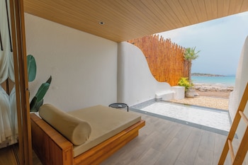 tasana bar and luxury resort