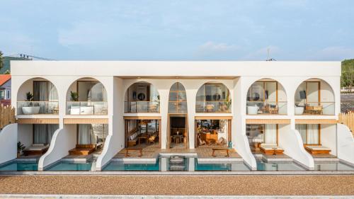 tasana bar and luxury resort