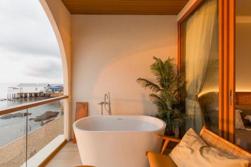 tasana bar and luxury resort