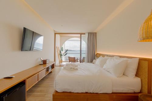 tasana bar and luxury resort