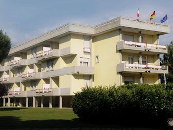 residence with pool in luni mare