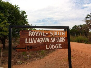 royal south luangwa safaris lodge