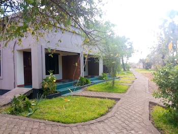 royal south luangwa safaris lodge