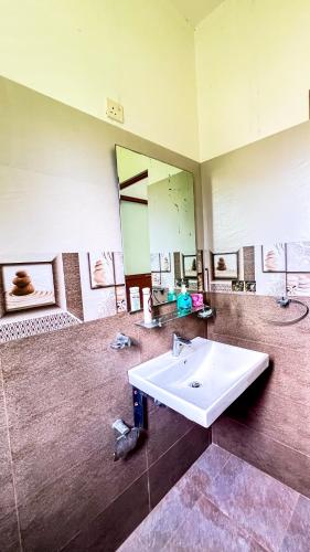 galle catamaran villa