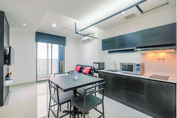 luxury 2br apartment at pejaten park residence with bathtub