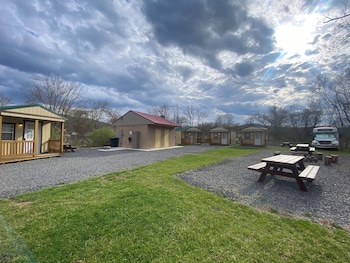 Canal Cabins,,3 star
