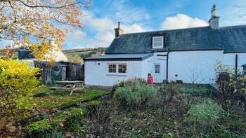 traditional highland cottage near loch ness sleeps 6