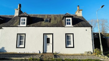 traditional highland cottage near loch ness sleeps 6