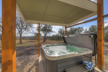 evergreen escape w hot tub 5 min to downtown