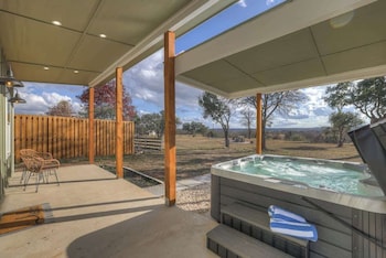 evergreen escape w hot tub 5 min to downtown