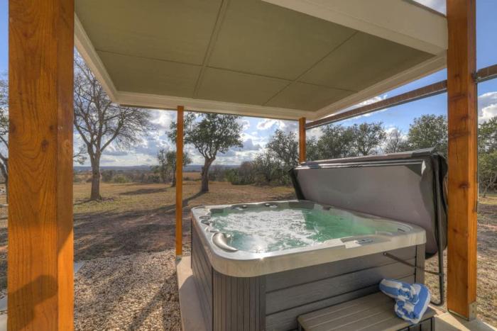 evergreen escape w hot tub 5 min to downtown