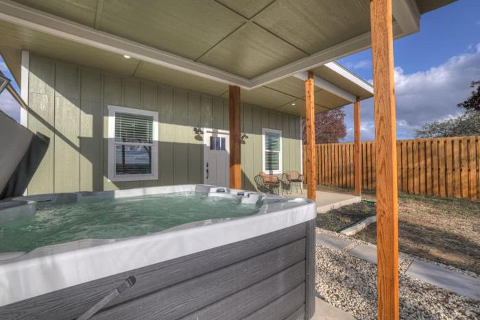 evergreen escape w hot tub 5 min to downtown