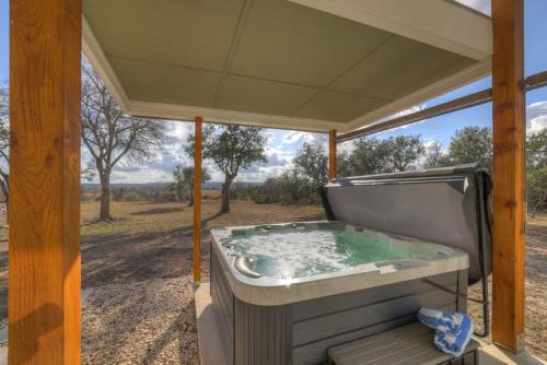 evergreen escape w hot tub 5 min to downtown