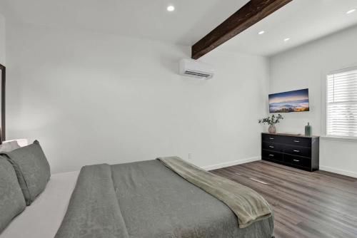 evergreen escape w hot tub 5 min to downtown