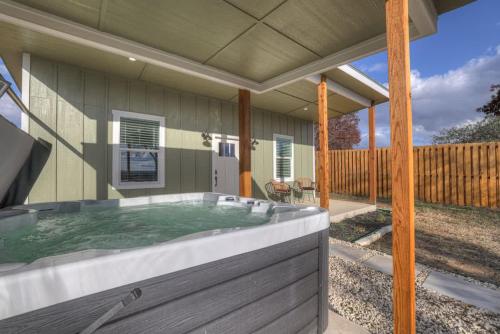 evergreen escape w hot tub 5 min to downtown