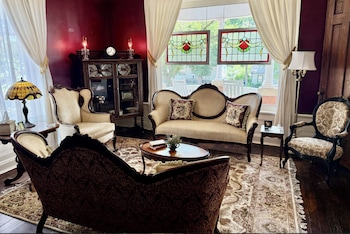 The Judge's Chambers,,3 star