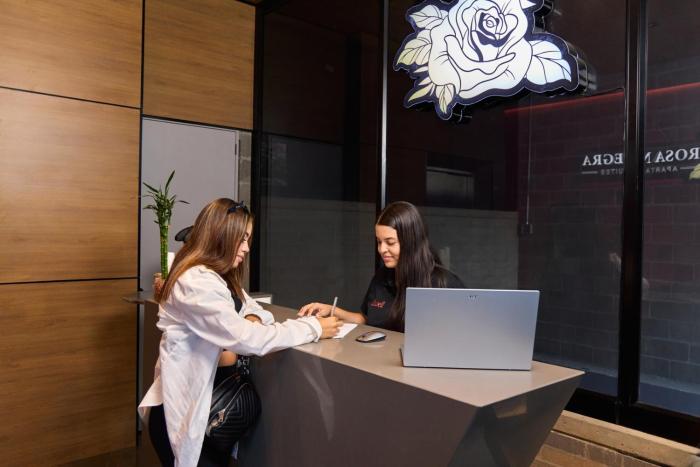 rosa negras cozy stadio suite with jacuzzi