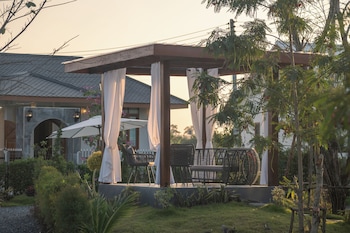 the garden pool villa resort at doisaket