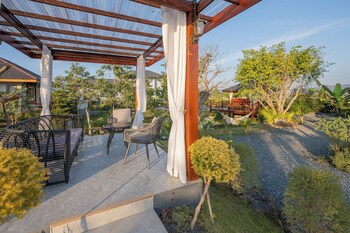 the garden pool villa resort at doisaket
