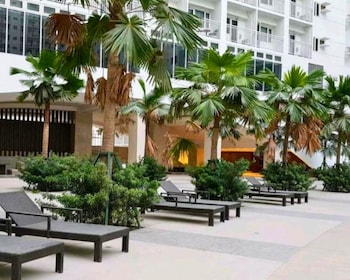 live just steps away from mall of asia