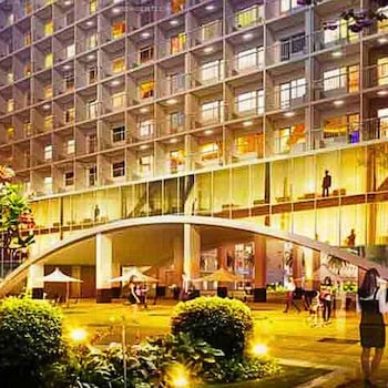 live just steps away from mall of asia