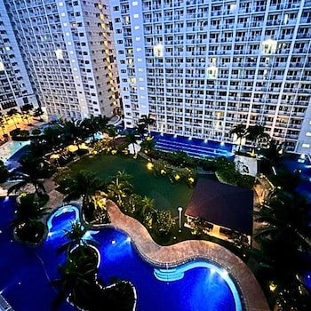 live just steps away from mall of asia