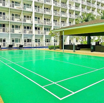 live just steps away from mall of asia
