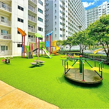 live just steps away from mall of asia