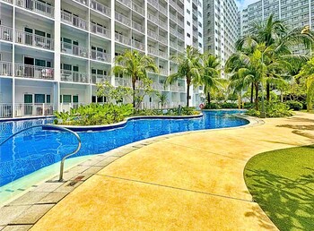 live just steps away from mall of asia