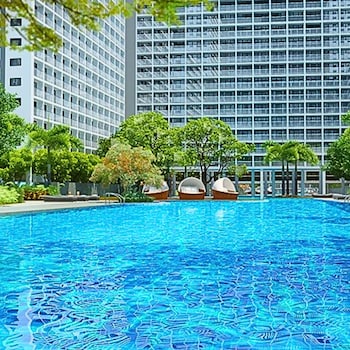 live just steps away from mall of asia