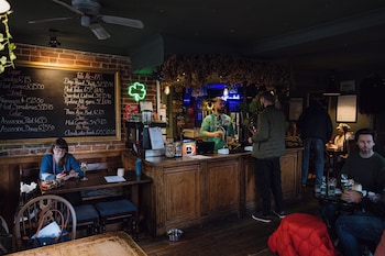 The Doghouse Inn,,2 star