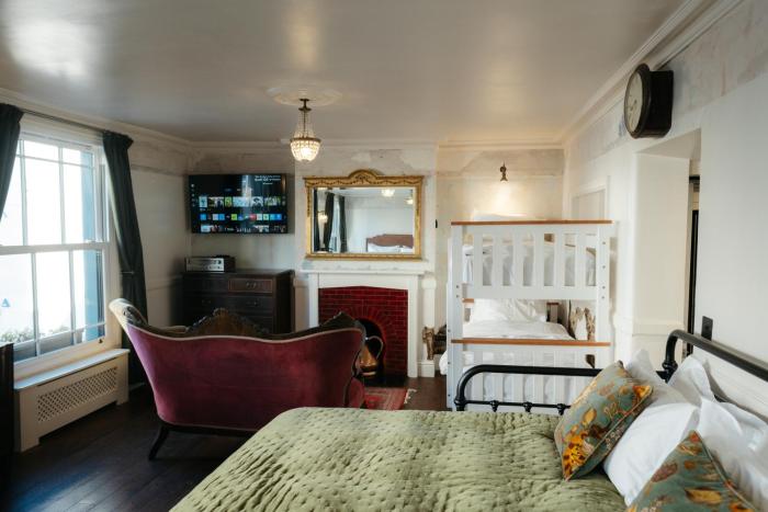 the doghouse inn