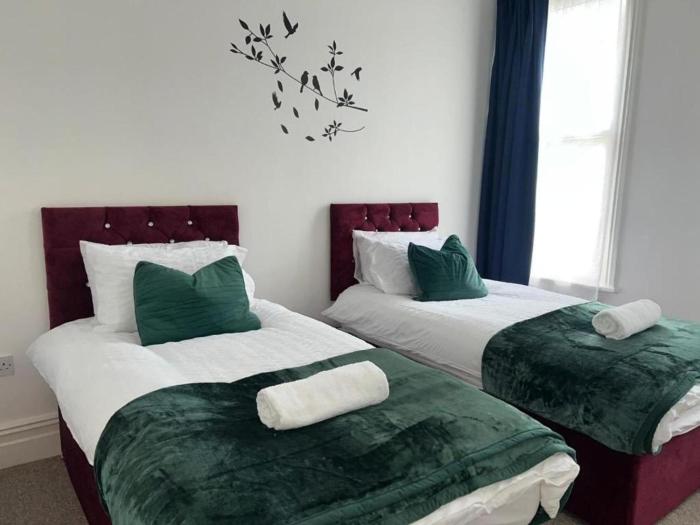 2 bed flat sleeps 5 pets parking wifi