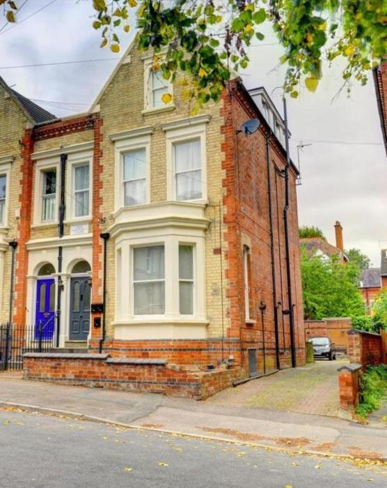 2 bed flat sleeps 5 pets parking wifi
