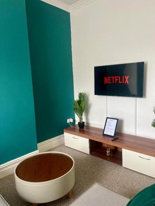 2 bed flat sleeps 5 pets parking wifi