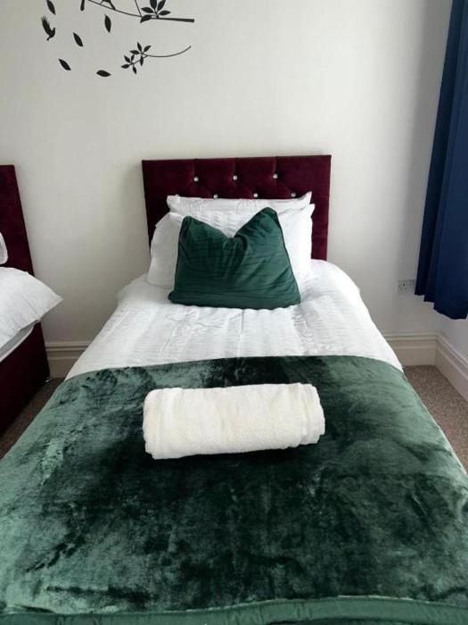 2 bed flat sleeps 5 pets parking wifi
