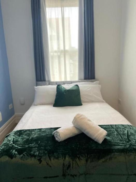 2 bed flat sleeps 5 pets parking wifi